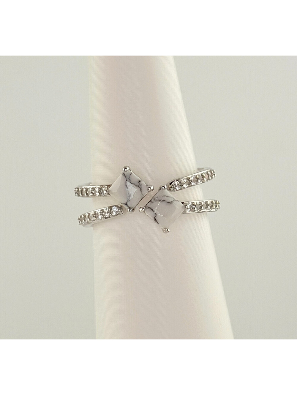 Bomb Party Ring Sz 10 "Queen Of Everything" Howlite Magnesite on Rhodium RG57045